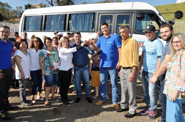 =APAE recebe um novo ônibus