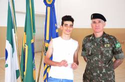Jovens recebem certificado de dispensa do serviço militar