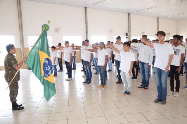 =Jovens recebem certificado de dispensa do serviço militar