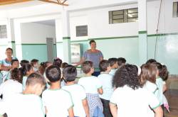 Prefeito Acácio entrega os novos banheiros da Escola Maria José