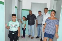 Prefeito Acácio entrega os novos banheiros da Escola Maria José