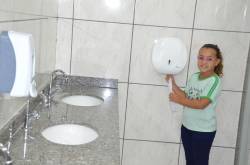 Prefeito Acácio entrega os novos banheiros da Escola Maria José