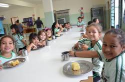 Prefeito Acácio entrega os novos banheiros da Escola Maria José