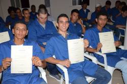 Entrega de certificados do curso de manutenção de motocicletas 