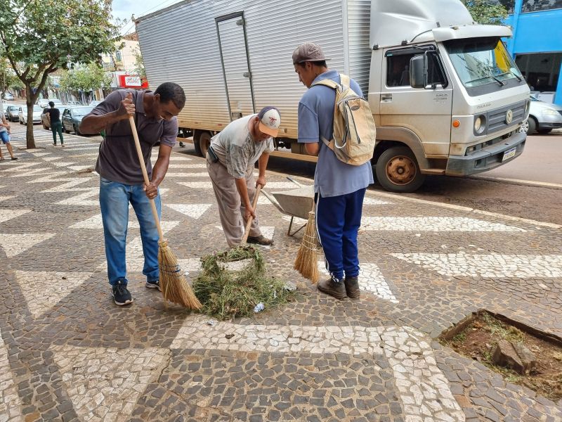 =FRENTE DE TRABALHO ATUA NA LIMPEZA DA CIDADE.