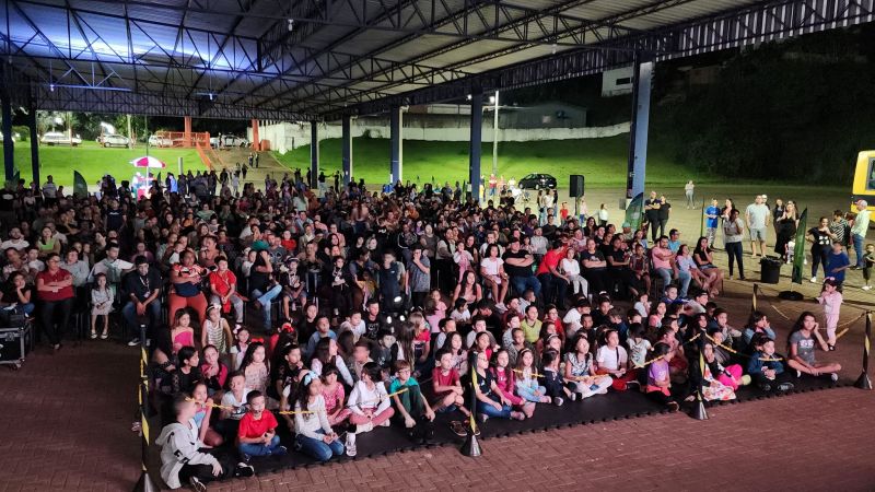 =ASSAÍ RECEBE O PROJETO CINEMA NA PRAÇA 