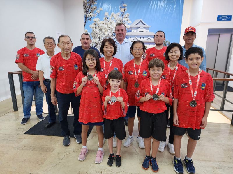 =PREFEITO TUTI RECEBE MEDALHISTAS DE TÊNIS DE MESA E CELEBRA INCENTIVO AO ESPORTE