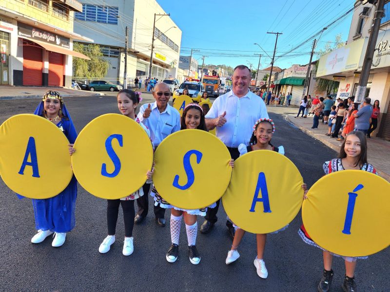 =ASSAÍ INICIA AS FESTIVIDADES DE 92 ANOS COM GRANDIOSO DESFILE