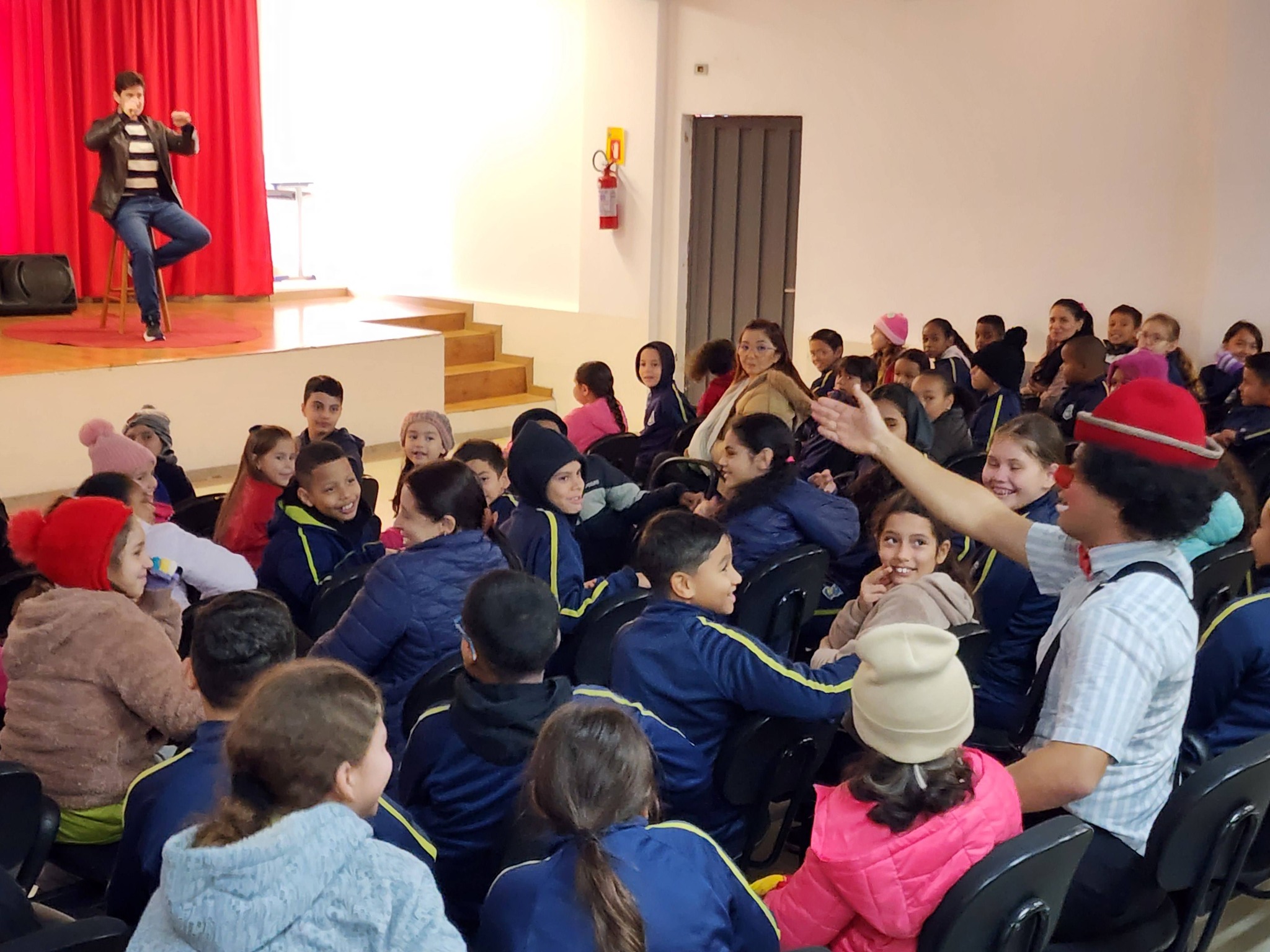 ESPETÁCULO COM O PALHAÇO RITALINO LEVA ALEGRIA E CULTURA AOS ALUNOS DA REDE MUNICIPAL DE ASSAÍ