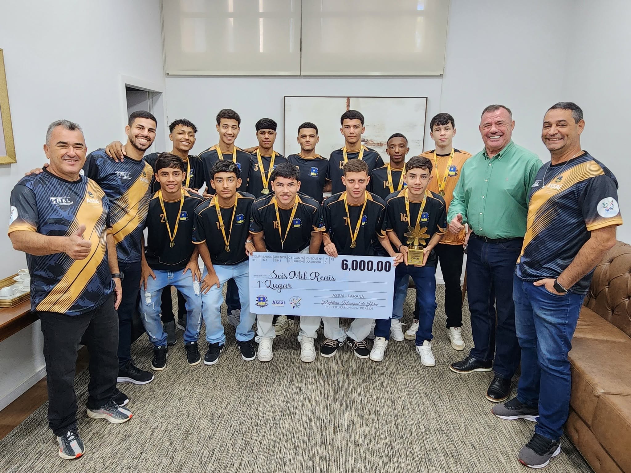 PREFEITURA PREMIA EQUIPE SUB-17 DE FUTSAL COM R$ 6 MIL PELA CONQUISTA REGIONAL DOS JOGOS DA JUVENTUDE