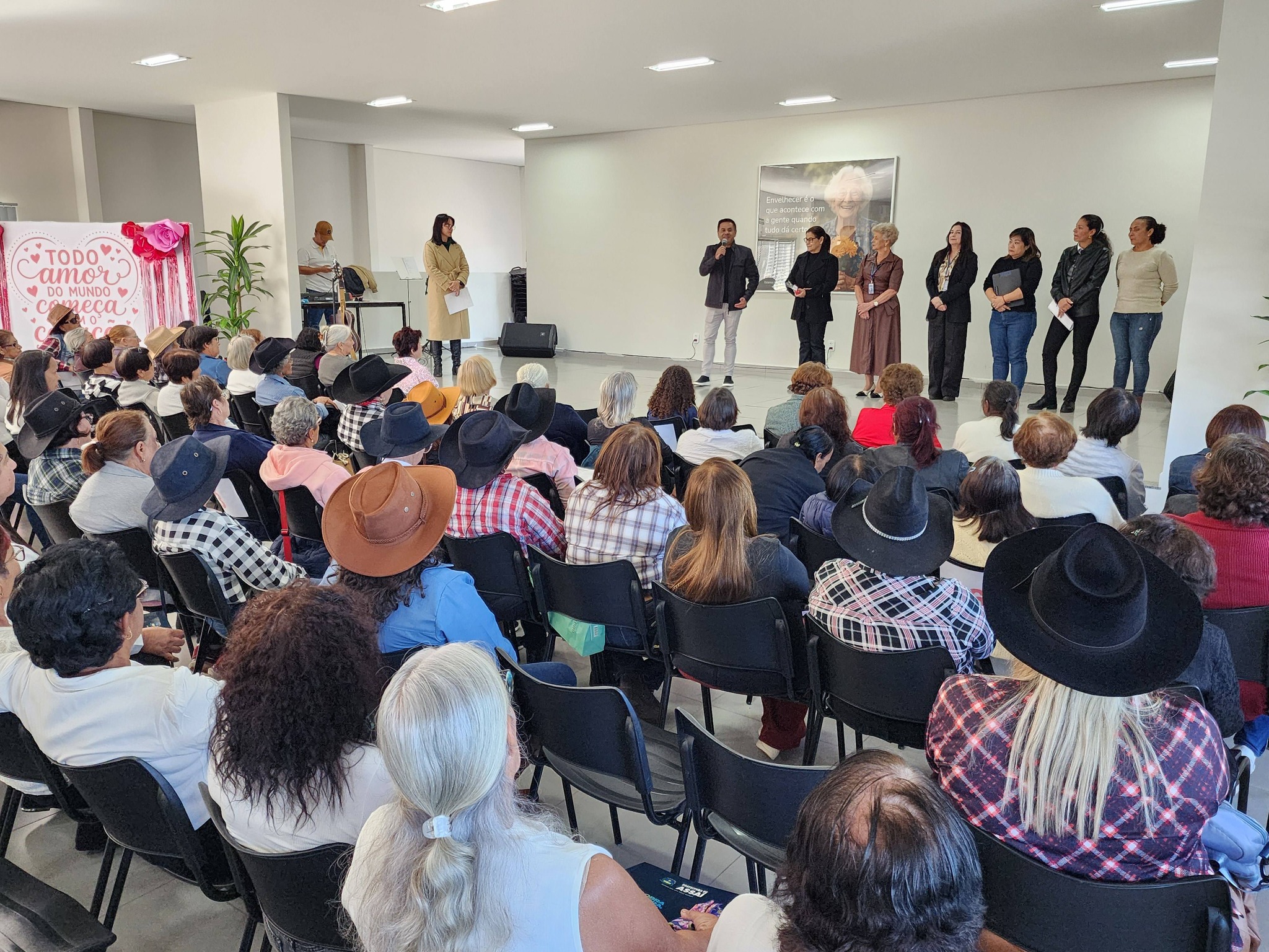 TARDE ESPECIAL CELEBRA O DIA DAS MÃES COM OS GRUPOS DE CONVIVÊNCIA DE ASSAÍ