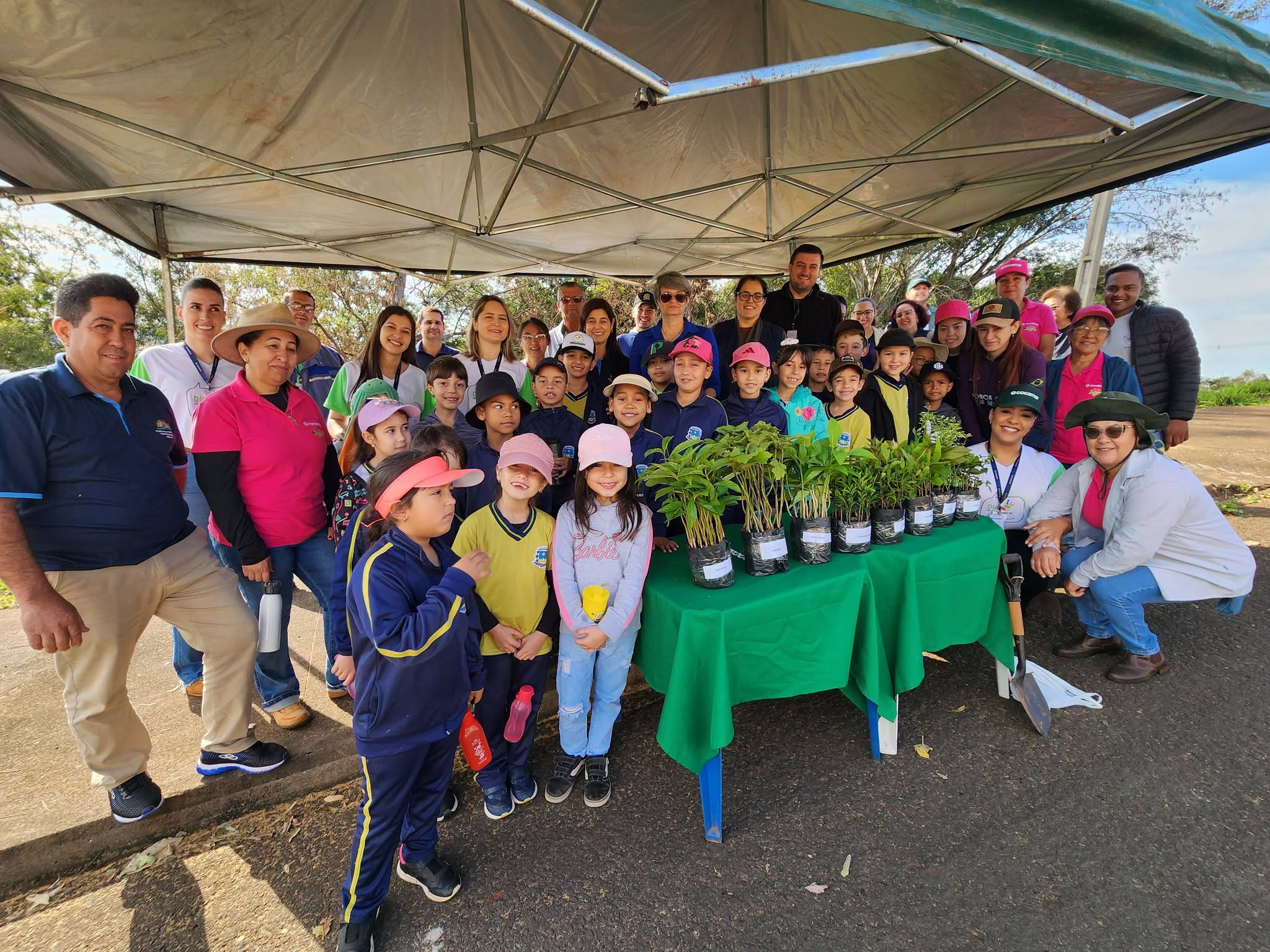 ALUNOS DO CONSTRUINDO O AMANHÃ PARTICIPAM DE AÇÃO AMBIENTAL.