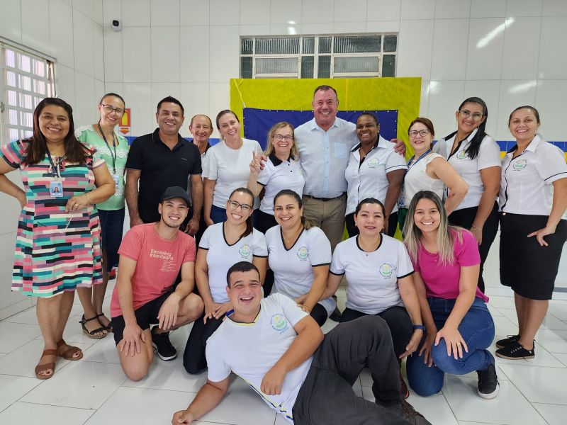 ALUNOS DA APAE SÃO CONTEMPLADOS COM MATERIAL ESCOLAR