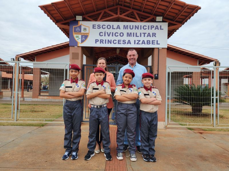 ALUNOS DA ESCOLA CÍVICO-MILITAR PRINCESA IZABEL RECEBEM UNIFORME DE GALA