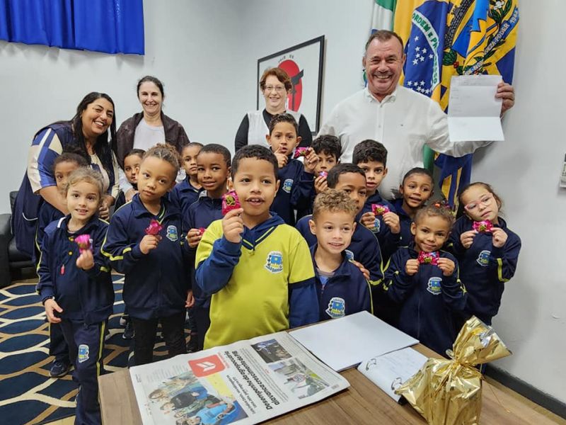 ALUNOS DA ESCOLA ROTARY VISITAM A PREFEITURA.