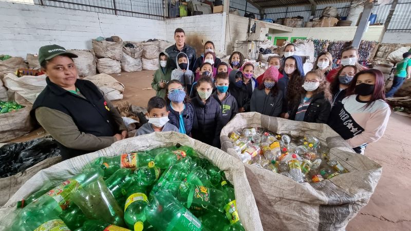 ALUNOS DA REDE MUNICIPAL VISITAM A ASSOCIAÇÃO DE RECICLAGEM.