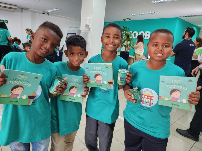 ALUNOS DAS COOPERATIVAS MIRINS DE ASSAÍ VISITAM AGÊNCIA DO SICOOB