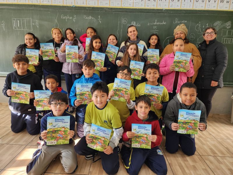 ALUNOS DE ASSAÍ RECEBEM MATERIAL PEDAGÓGICO PARA O CONCURSO AGRINHO 2025