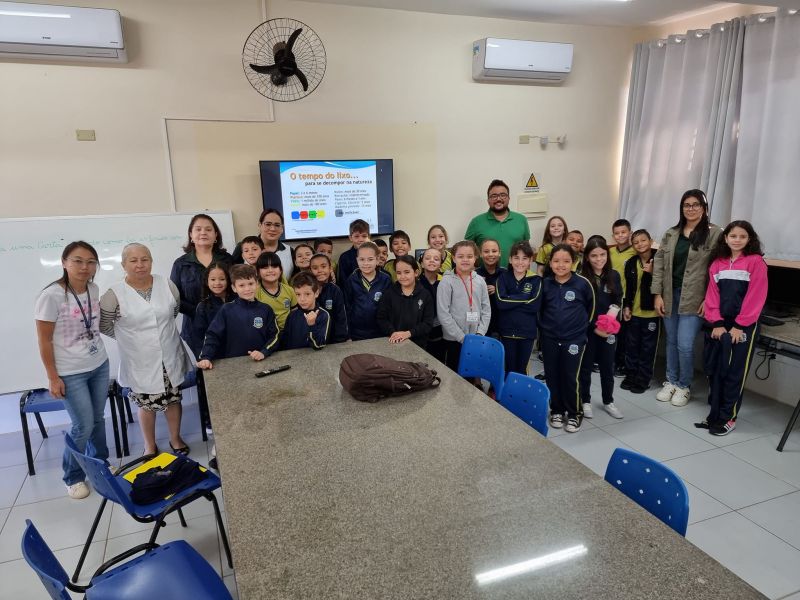 ALUNOS PARTICIPAM DE AÇÃO EDUCATIVA SOBRE O MEIO AMBIENTE