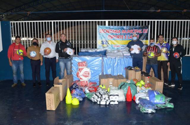 ASSAÍ RECEBE KIT DE MATERIAL ESPORTIVO