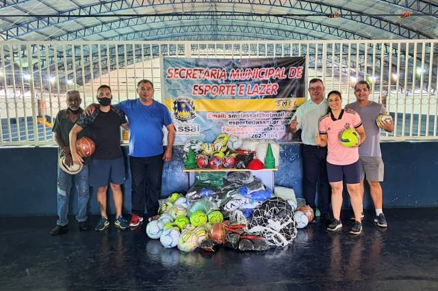 ASSAÍ RECEBE KIT DE MATERIAL ESPORTIVO