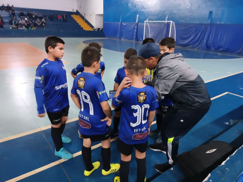 ATLETAS DAS ESCOLINHAS DE FUTSAL PARTICIPAM DE CAMPEONATOS REGIONAIS.