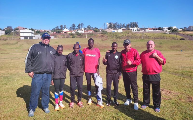 ATLETAS QUENIANOS E TANZANIANOS TREINAM NA PISTA DE ATLETISMO  DE ASSAÍ.