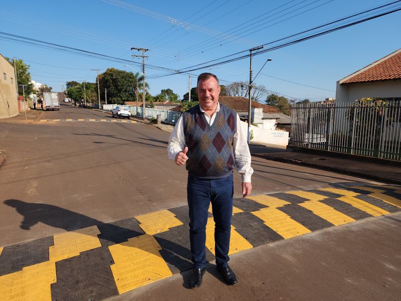 AV PAUL HARRIS RECEBE REDUTOR DE VELOCIDADE