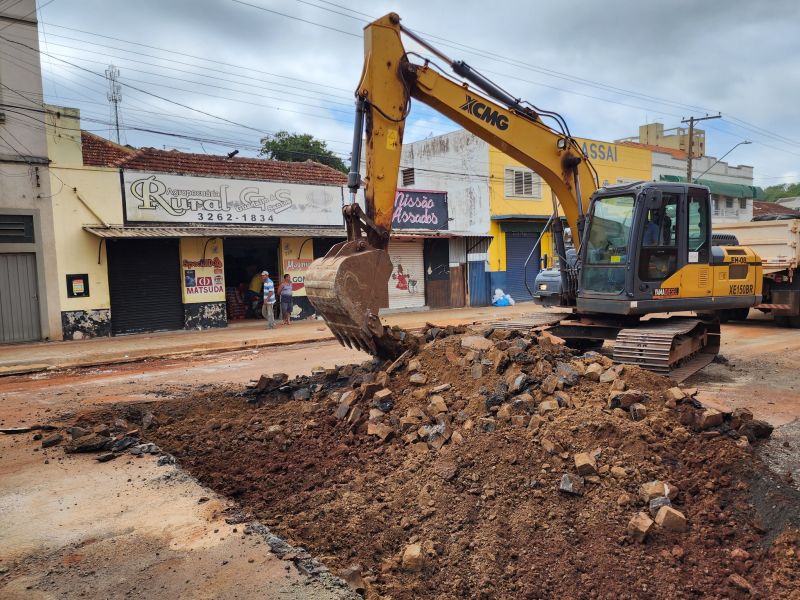 AVENIDA RIO DE JANEIRO EM REVITALIZAÇÃO: OBRA AVANÇA COM RECONSTRUÇÃO DE TRECHOS DA MALHA ASFÁLTICA