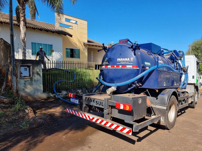 CAMINHÃO AUTO FOSSA ATENDE BAIRROS DA CIDADE.