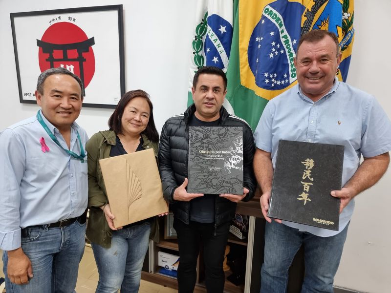 CASTELO JAPONÊS RECEBE O LIVRO OBRIGADO POR TUDO" DE CLAUDIO NONACA.