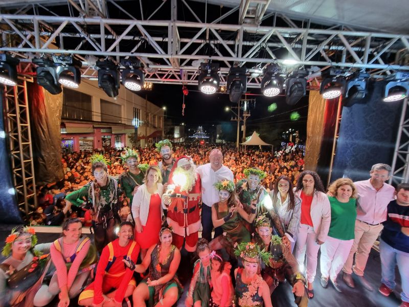 CHEGADA DO PAPAI NOEL ENCANTA POPULAÇÃO ASSAIENSE.