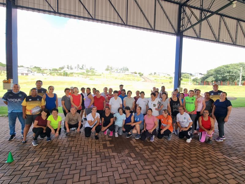 COMEMORAÇÃO DO DIA INTERNACIONAL DA MULHER COM O GRUPO DE TREINO FUNCIONAL.