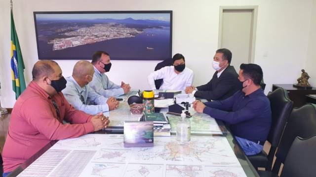DEPUTADO COBRA REPÓRTER ACOMPANHA PREFEITO E VEREADORES EM REUNIÃO COM SECRETÁRIO ESTADUAL DE INFRAESTRUTURA