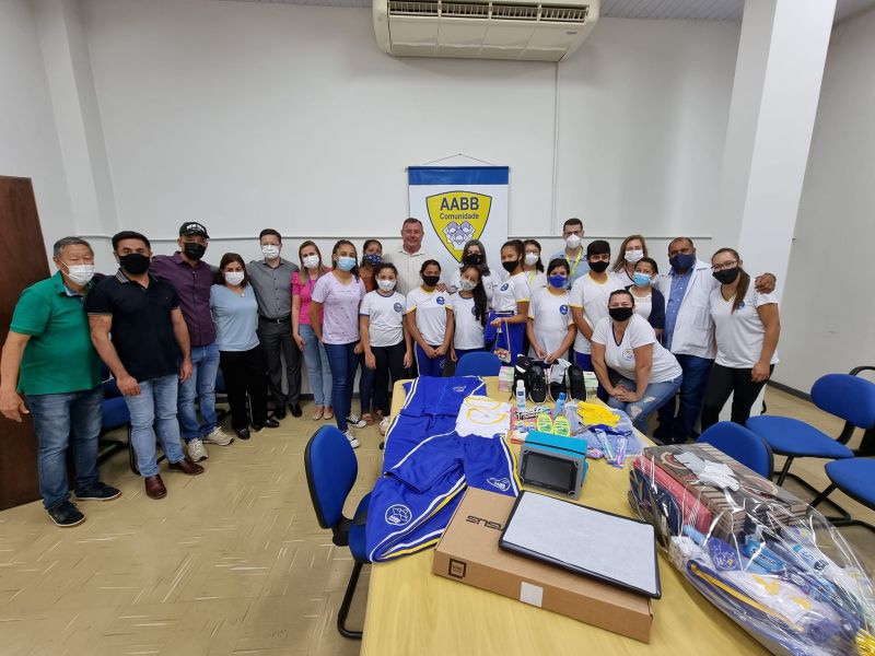 ENTREGA DE UNIFORMES PARA OS INTEGRANTES DO PROGRAMA AABB COMUNIDADE.