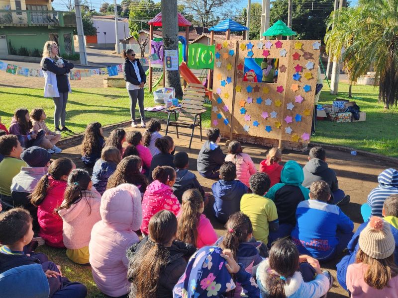 ESCOLA MARIA MITIKO REALIZA FEIRA LITERÁRIA NA PRAÇA DA VILA NOVA