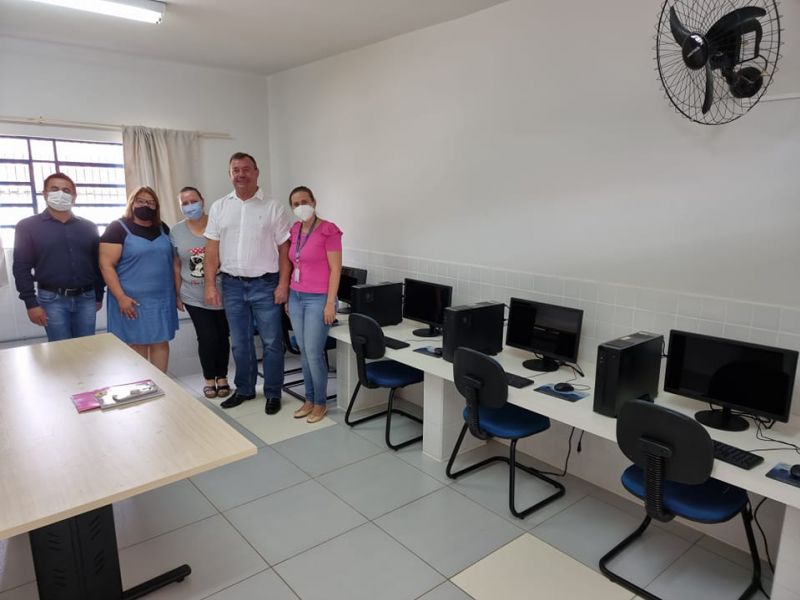 ESCOLA PE FRANÇA GANHA UM LABORATÓRIO DE INFORMÁTICA