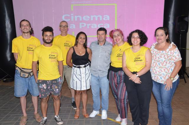 Estudantes e comunidade participam do Cine Movel