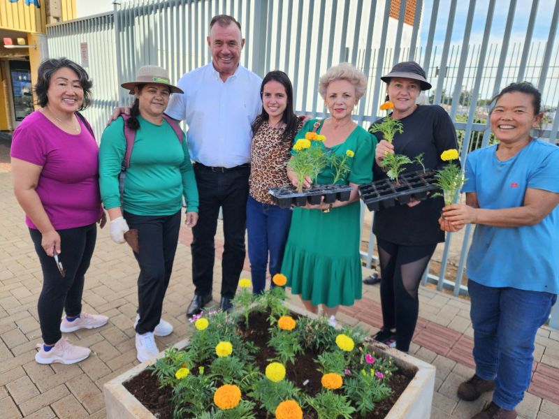 EXEMPLO DE CIDADANIA: CUIDANDO DA NOSSA CIDADE COM FLORES E CARINHO