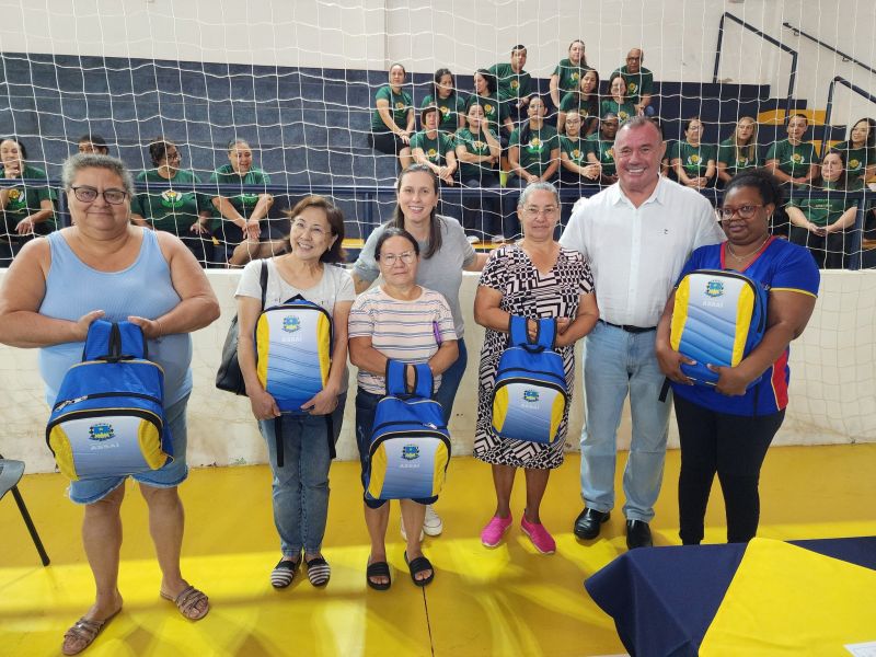 FESTA DA EDUCAÇÃO: ENTREGA DE KITS ESCOLARES E UNIFORMES PARA OS ALUNOS DE ASSAÍ