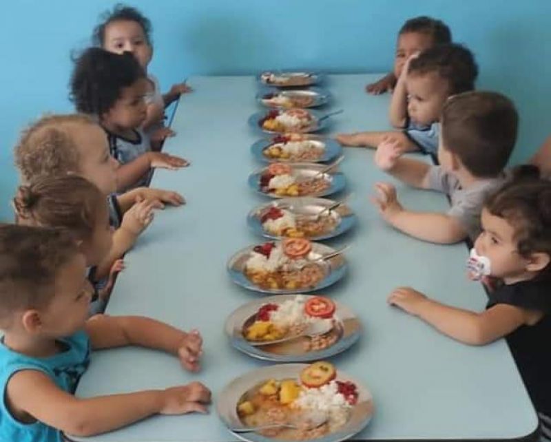 HORA DO LANCHINHO NO CMEI CRIANÇA FELIZ.