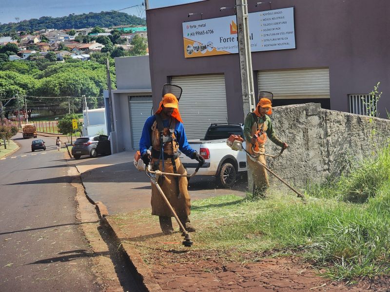 LIMPEZA DAS PRAÇAS E PRÉDIOS PÚBLICOS PELA CIDADE.