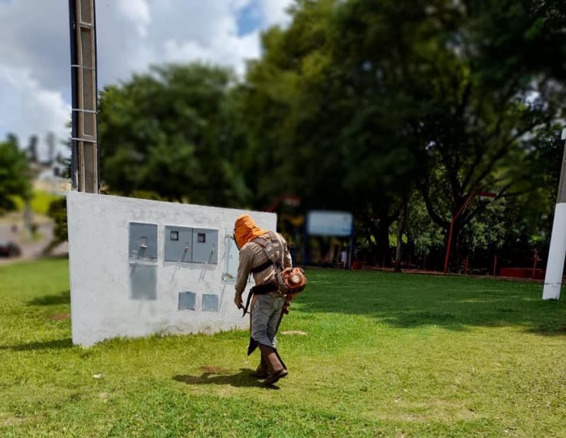 LIMPEZA DAS PRAÇAS E PRÉDIOS PÚBLICOS PELA CIDADE.