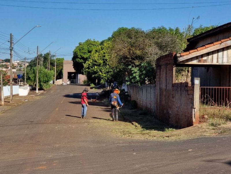 LIMPEZA NOS BAIRROS DA CIDADE.