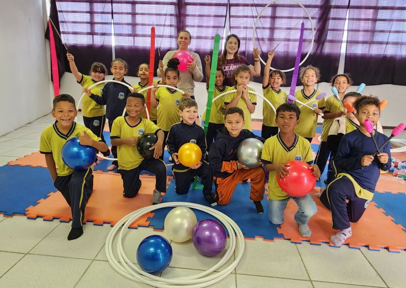 OFICINA DE GINÁSTICA RÍTMICA RECEBE MATERIAIS ESPORTIVOS