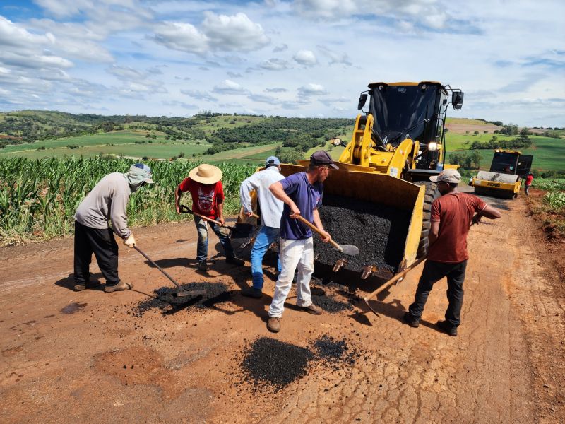 OPERAÇÃO TAPA-BURACOS NA ESTRADA DO PAU D’ALHO DO SUL
