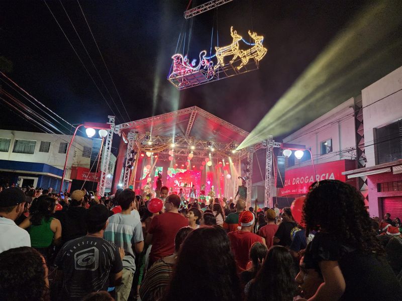 PAPAI NOEL CHEGA VOANDO COM SEU TRENÓ PELO CÉU DE ASSAÍ