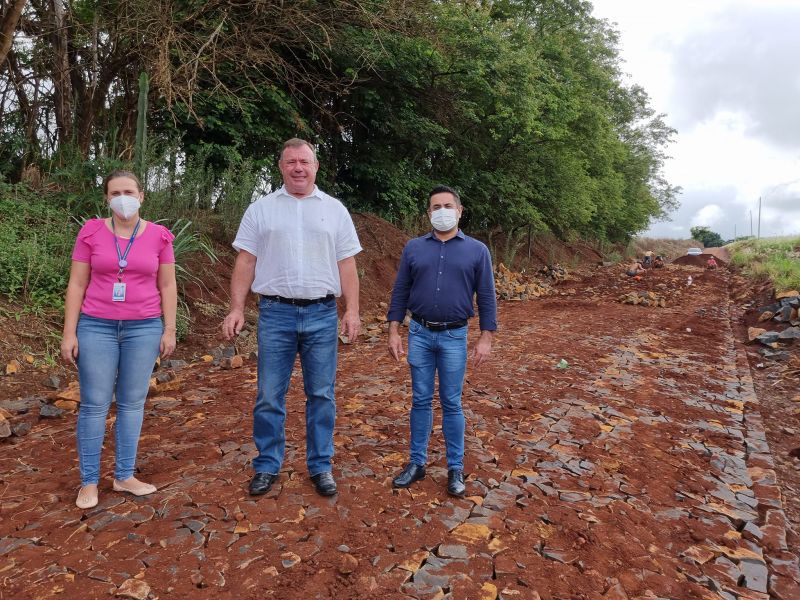 PAVIMENTAÇÃO COM PEDRA IRREGULAR ATENDE DUAS SECÇÕES RURAIS