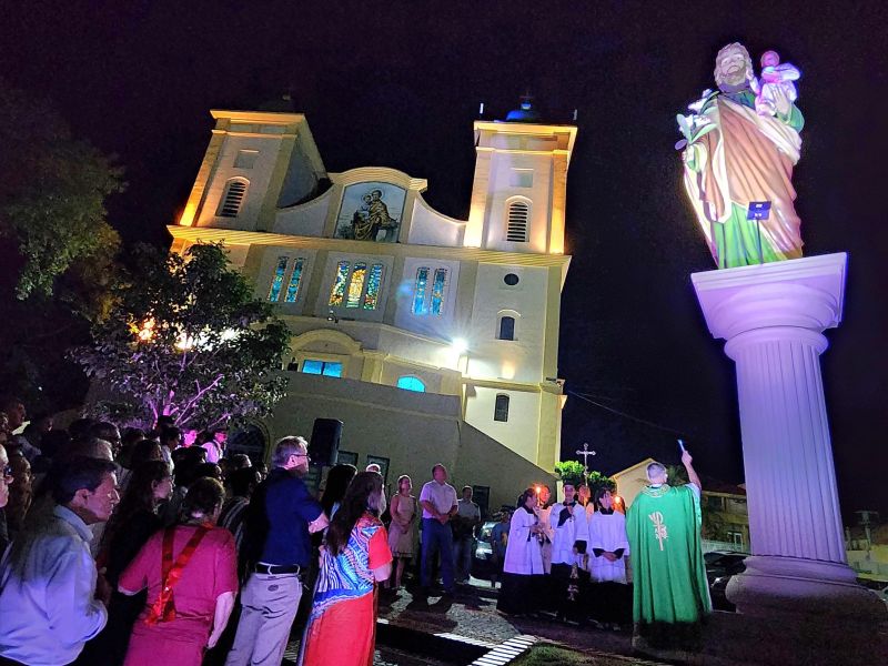 PRAÇA DA IGREJA MATRIZ GANHA UMA ESTÁTUA DE SÃO JOSÉ.