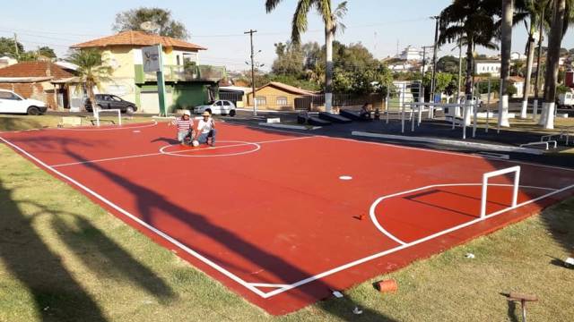 Praça da Vila Nova recebe quadra de mini gol